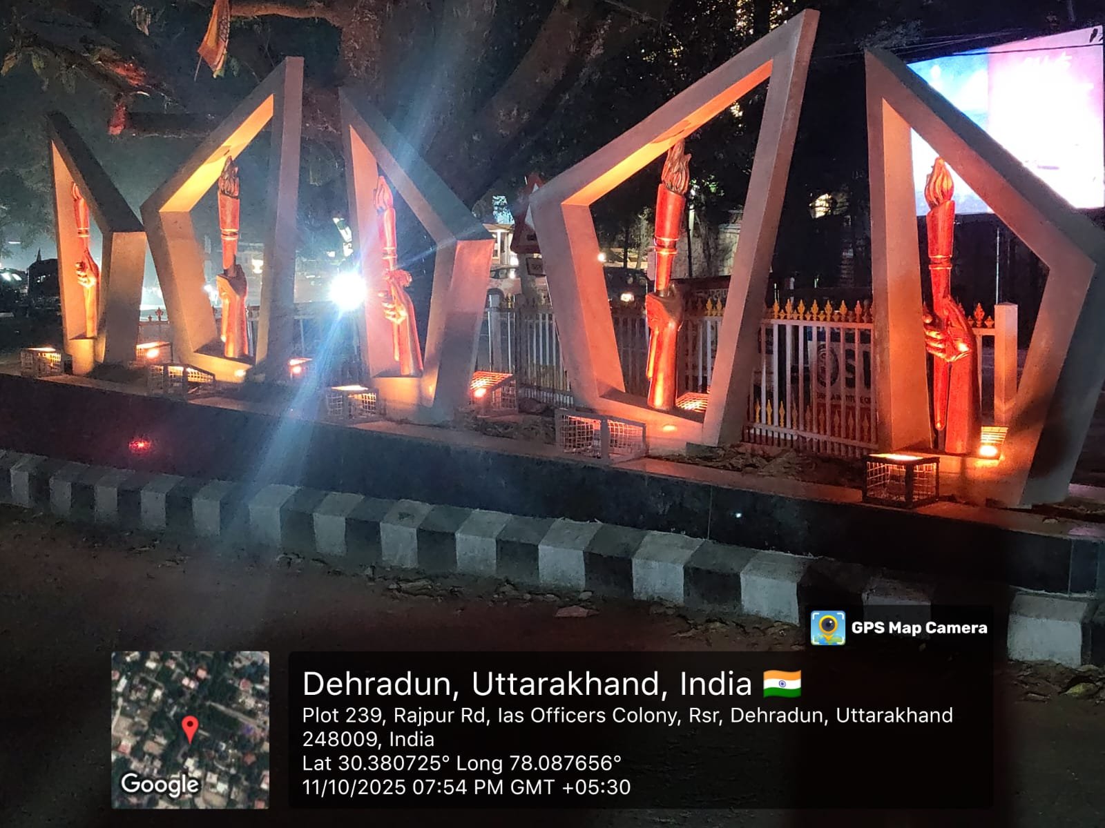 वीर गाथाओं से जगमगाने लगे देहरादून के चौराहे : विकास और विरासत का अद्भुत संगम! धरातल पर उतरे जिला प्रशासन के प्रोजेक्ट; कुठालगेट और साईं मंदिर जंक्शन बने ‘पहाड़ी संस्कृति’ के दर्पण