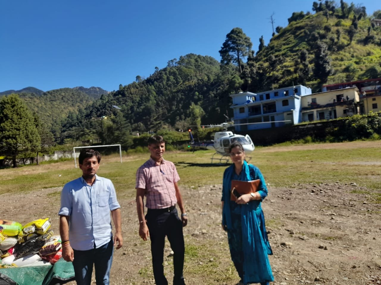 डीएम नितिका खण्डेलवाल के निर्देशन में आपदा प्रभावित रगड़ और कुंड गांवों में हेली सेवा के माध्यम से पहुँचाया खाद्यान्न
