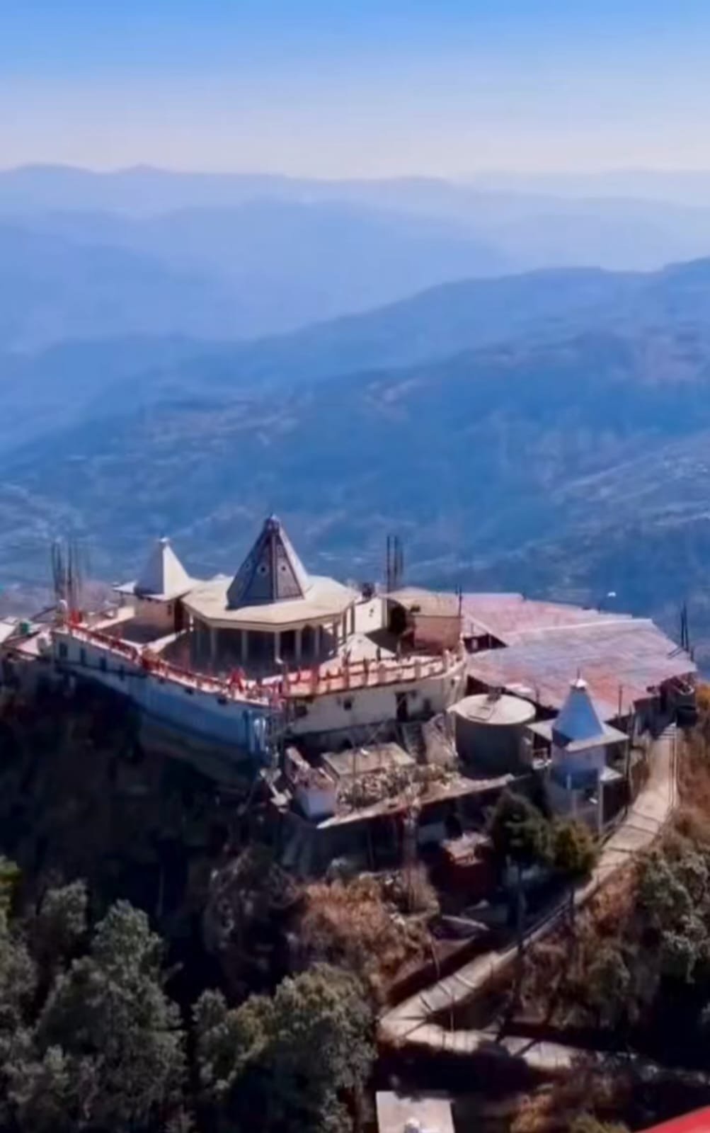 हिमालय की गोद में बसा रहस्यमयी माँ चंद्रवदनी शक्तिपीठ, जहां गिरा सती का कटीभाग, अश्वत्थामा का रहस्य आज भी जीवित