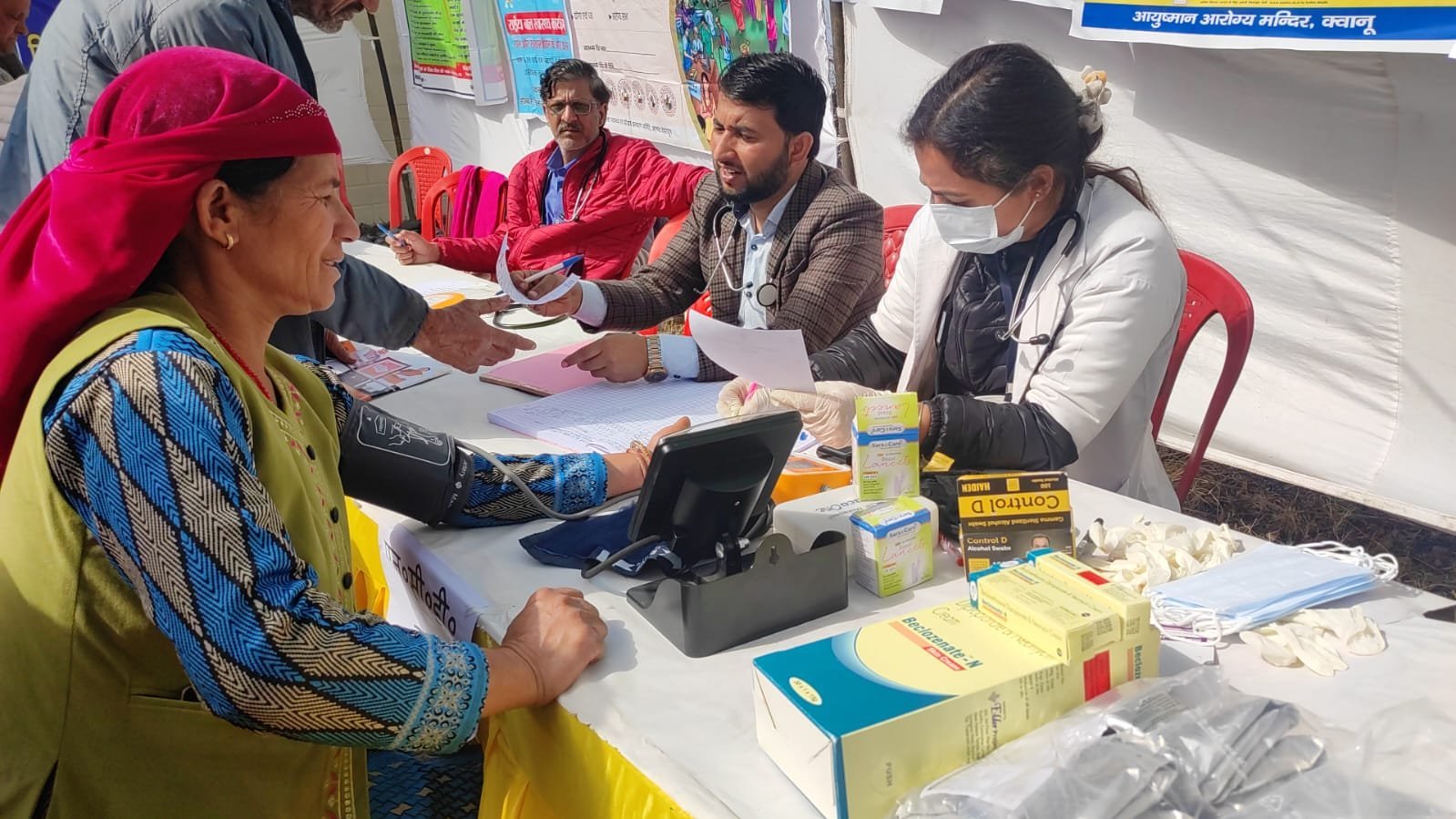 सरकार जनता के द्वार : न्याय पंचायत दसऊ में सीडीओ अभिनव शाह ने सुनी जन समस्याएं, 735 से अधिक लाभार्थियों को मिला सेवाओं का लाभ