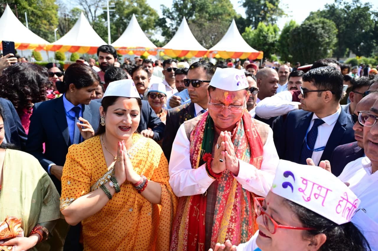 होली मिलन के लिए सीएम आवास में उमड़ी भारी भीड़, साढ़े तीन घंटे से अधिक समय तक लोगों के बीच रहे मुख्यमंत्री पुष्कर सिंह धामी