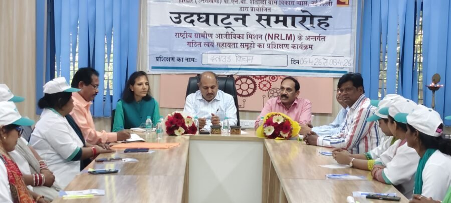 सीडीओ डॉ. ललित नारायण मिश्रा की महिला समूहों को आत्मनिर्भर बनाने की पहल, क्लाउड किचन के दूसरे चरण के प्रशिक्षण का शुभारंभ