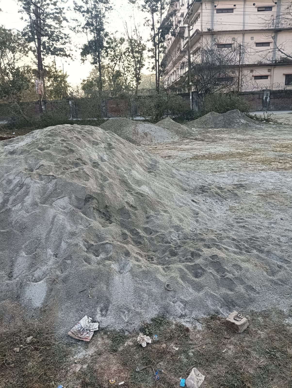 दून यूनिवर्सिटी रोड पर अवैध रेत-बजरी का भंडारण, नियमों को दरकिनार कर चल रहा कारोबार