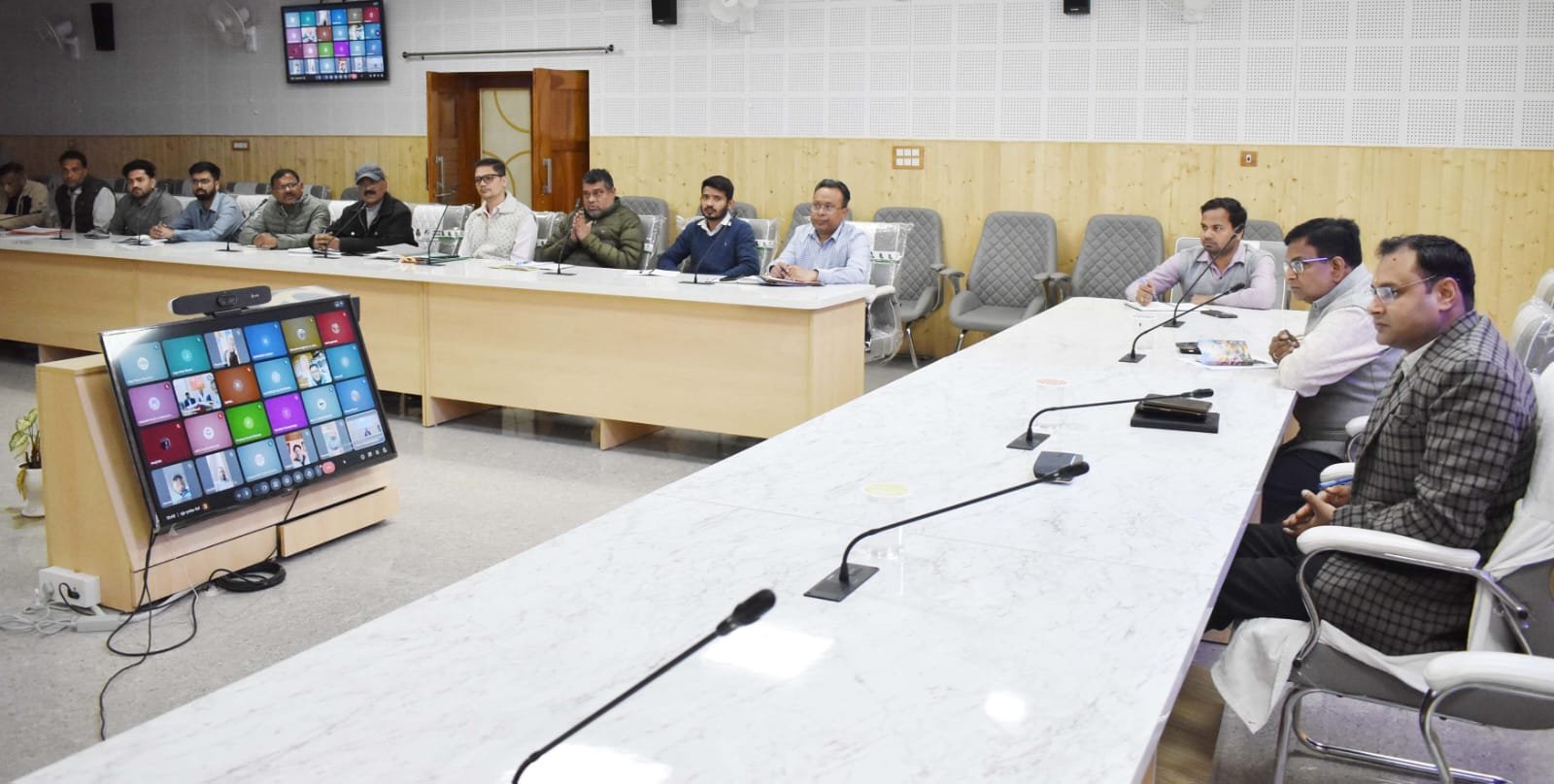 कपाट खुलने से पूर्व यात्रा से जुड़ी सभी व्यवस्थाएं समयबद्ध एवं व्यवस्थित रूप से पूर्ण करें अधिकारी – डीएम गौरव कुमार