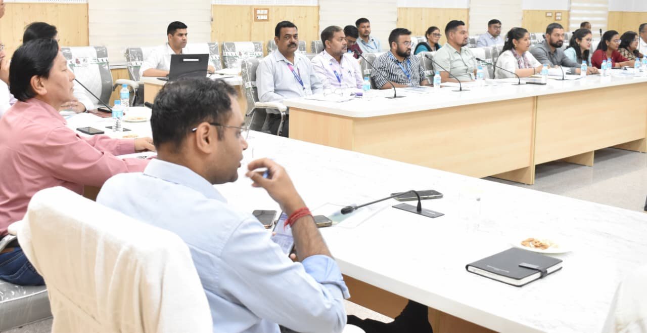 डीएम गौरव कुमार ने ली जिलास्तरीय पुनरीक्षण समिति की समीक्षा बैठक, डीएलआरसी बैठक में ऋण योजनाओं की प्रगति की समीक्षा, समस्याओं के शीघ्र निस्तारण के निर्देश