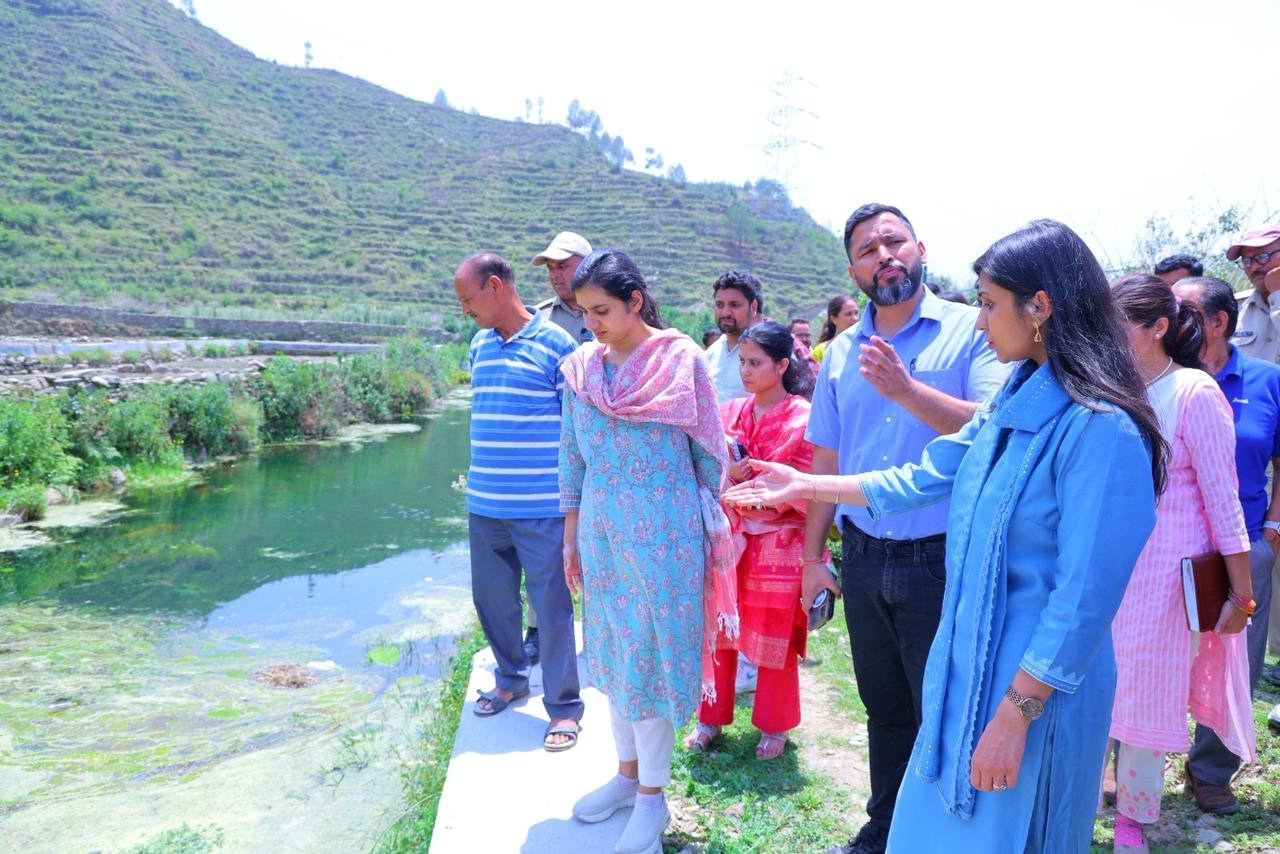 कमेड़ा गांव पहुंचीं डीएम स्वाति एस. भदौरिया, जन चौपाल में सुनी ग्रामीणों की समस्याएं, विकास योजनाओं का स्थलीय निरीक्षण कर अधिकारियों को दिए सख्त निर्देश