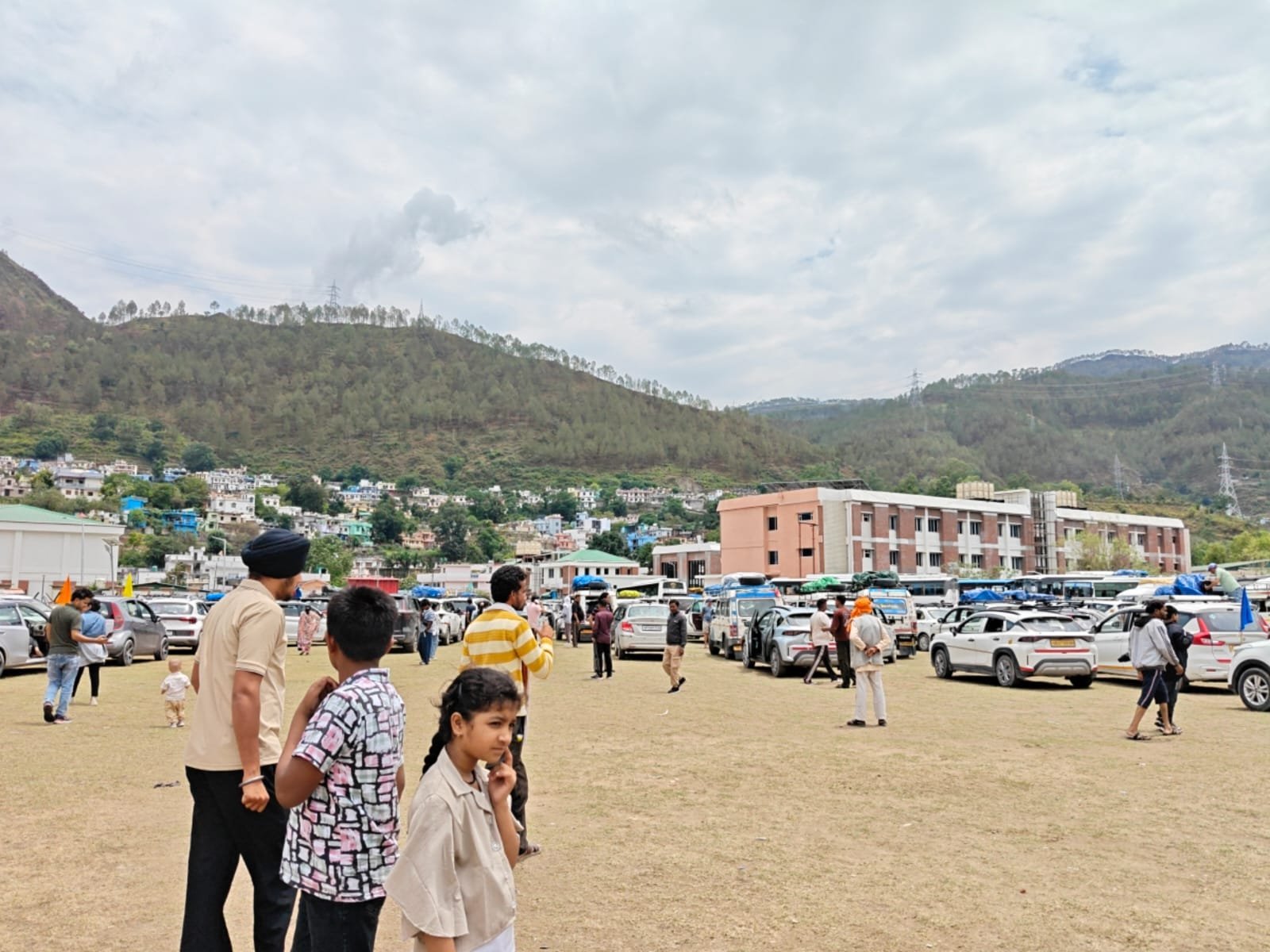 मौसम अलर्ट के बीच यात्रियों की सुरक्षा को प्राथमिकता, श्रीनगर में बनाए गए सुरक्षित होल्डिंग स्थल, डीएम स्वाति एस. भदौरिया के निर्देश पर पेयजल, भोजन और ठहरने की समुचित व्यवस्था