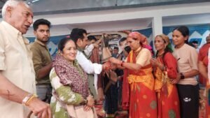 रक्षाबंधन पर बीरोंखाल में गूंजे लोकगीत और लोकनृत्य, कवींद्र इष्टवाल ने कहा – बहनों का विश्वास मेरी जिम्मेदारी